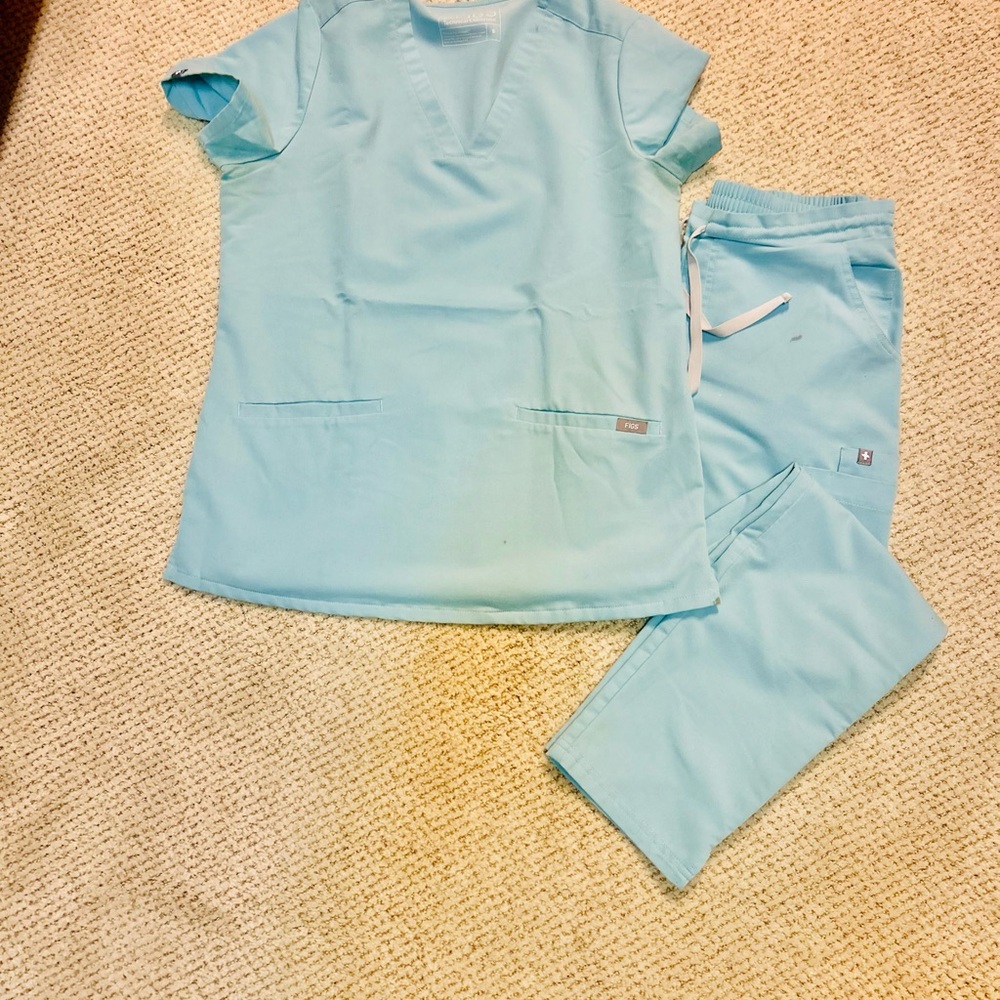 FIGS sea glass scrub set yola skinny pants, casma 3 pocket top.